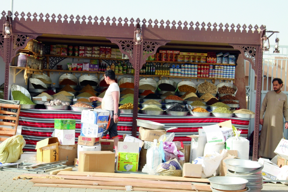 الاستعداد لإنهاء محل مشارك في الجنادرية. (تصوير: عبدالعزيز اليوسف)