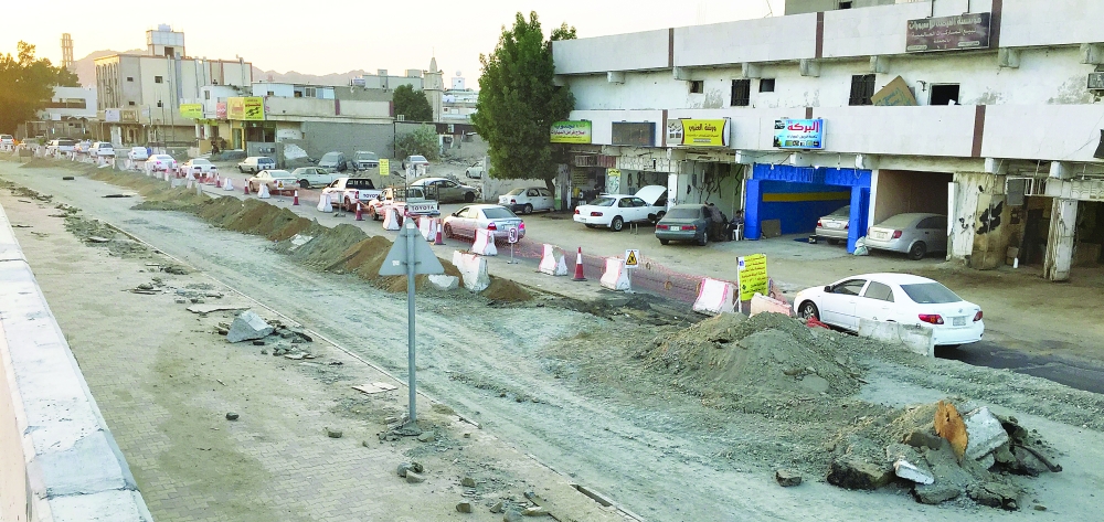 طرق الخدمة أسفل الجسر غير مكتملة. (عكاظ)