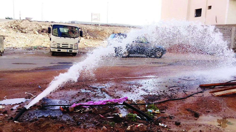 



المياه تتدفق بغزارة من الخط الناقل. (عكاظ)