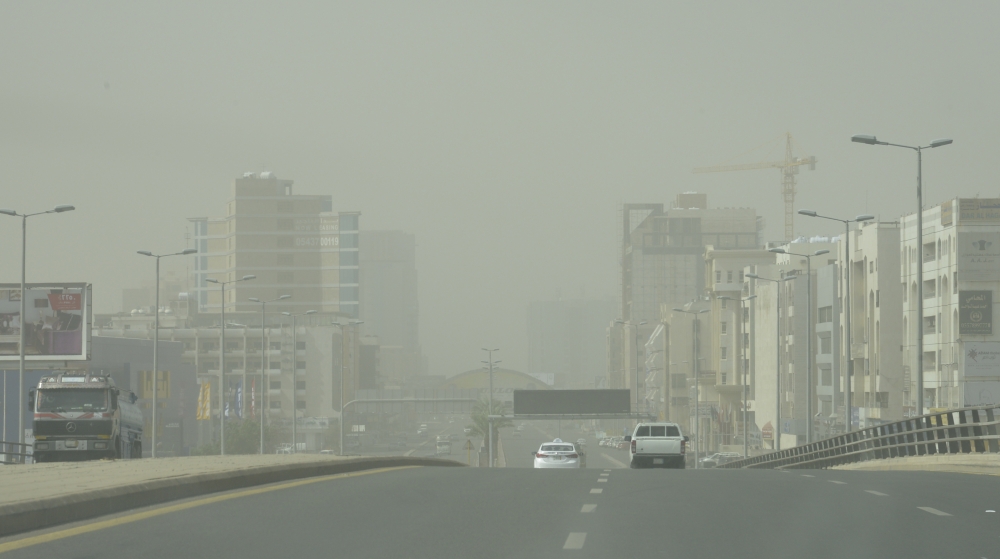 عوالق ترابية في جدة. (تصوير: موسى الأحمري)