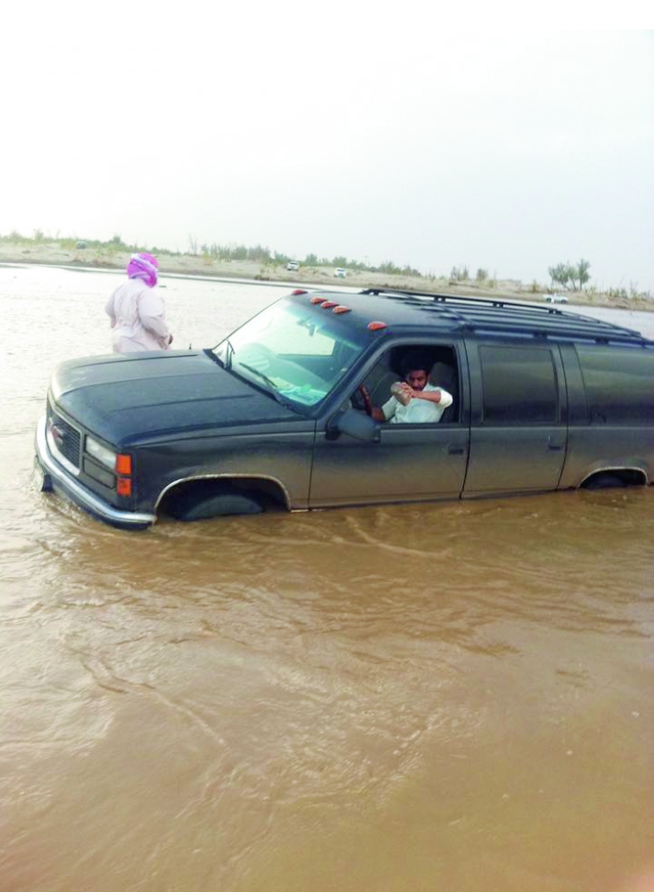 



المركبات تغرق في السيول.