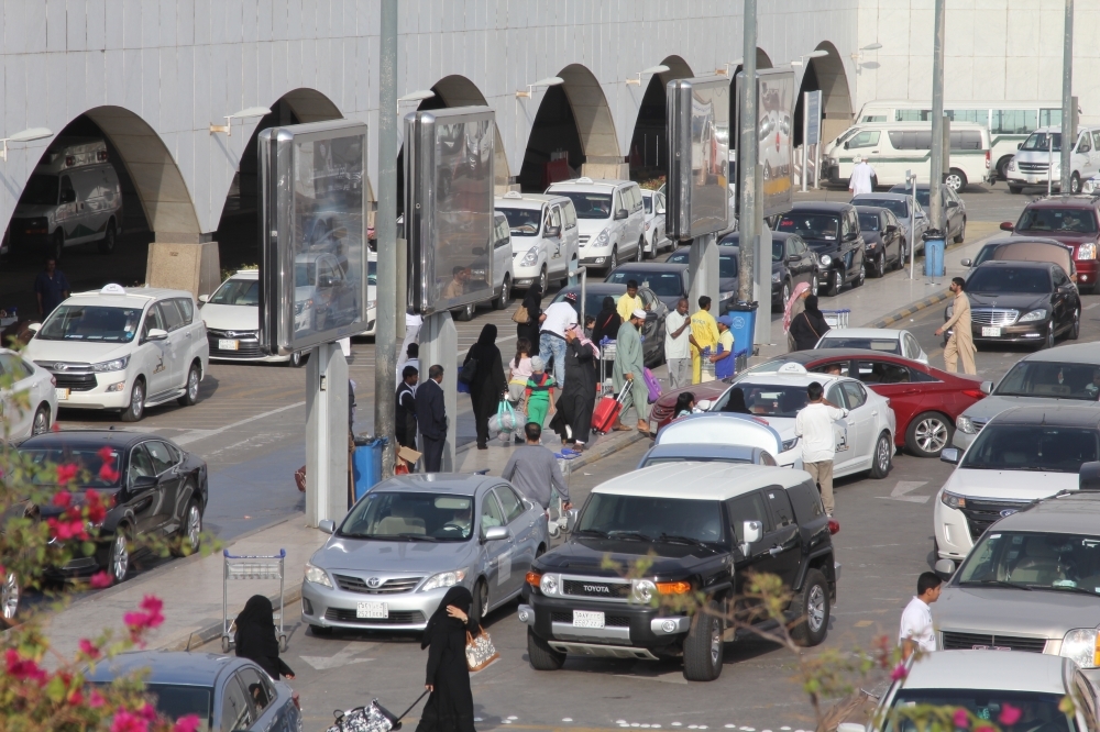 



عدد من الركاب القادمين في مطار جدة أمس. (تصوير: فيصل مجرشي)majrashi555@