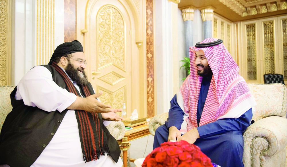 



الأمير محمد بن سلمان ملتقياً حافظ الأشرفي أمس في الرياض. (واس)