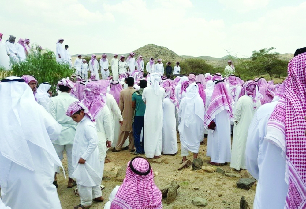 جموع غفيرة أثناء مواراة جثمان ابن صكه الثرى في مقبرة الحرجة. (عكاظ)