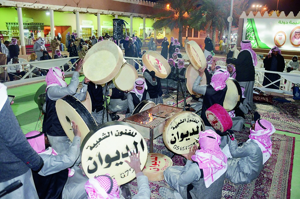  فرقة شعبية تؤدي احد الفنون التراثية بحائل 