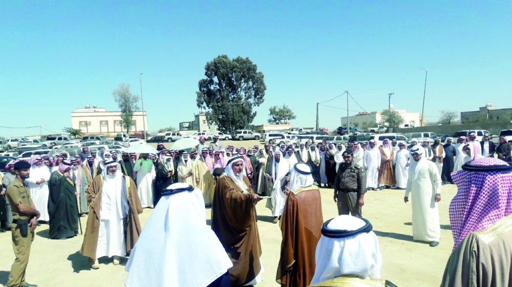 



المشاركون في الصلح القبلي بأحد رفيدة. (عكاظ)