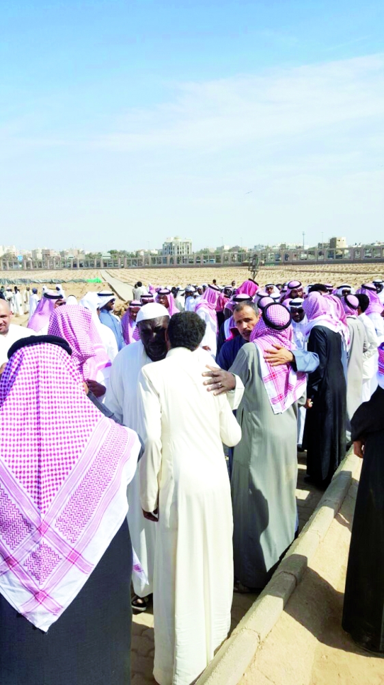 



مشيعو الفقيدة في بقيع الغرقد. (عكاظ)