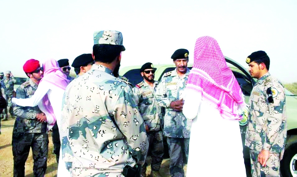 منسوبو القوات المسلحة يواسون ذوي الشهيد. (تصوير: محمد القيسي)