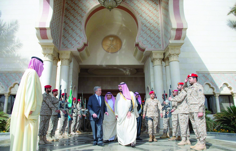 الأمير محمد بن سلمان لدى استقباله أنطونيو غوتيريس أمس في الرياض.  (واس)