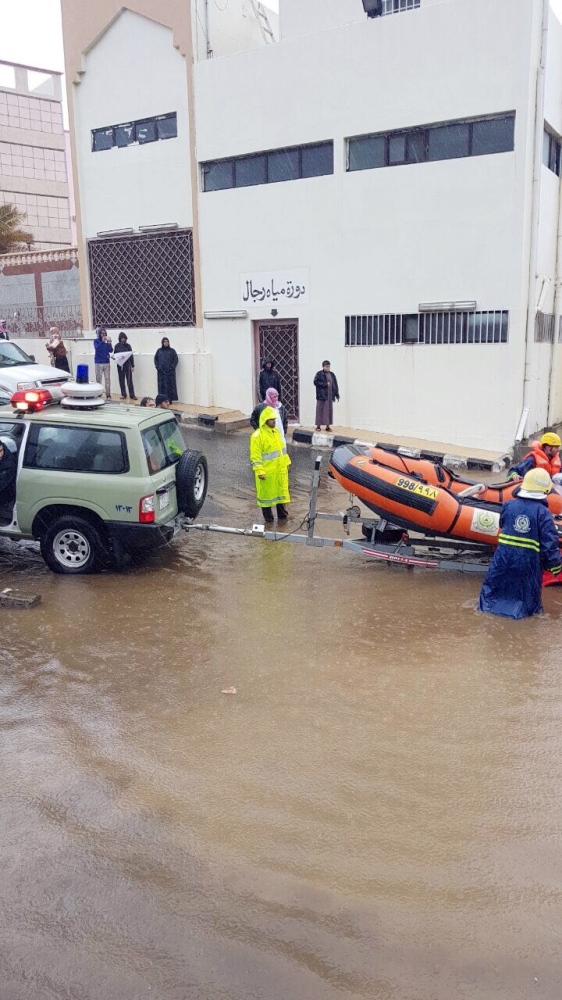 





قوارب مطاطية للدفاع المدني في أبها على أهبة الاستعداد لإنقاذ المحتجزين.