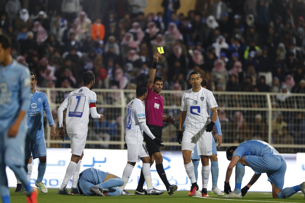 القرني أثناء إدارته لمباراة الباطن والهلال. (عكاظ)