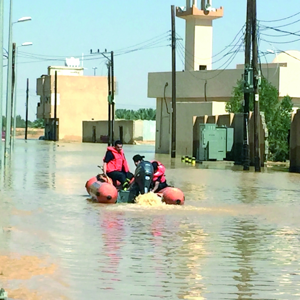 



إجلاء «الدفاع المدني» للعوائل العالقة في الدلم. (تصوير: عبدالله الجريدان)