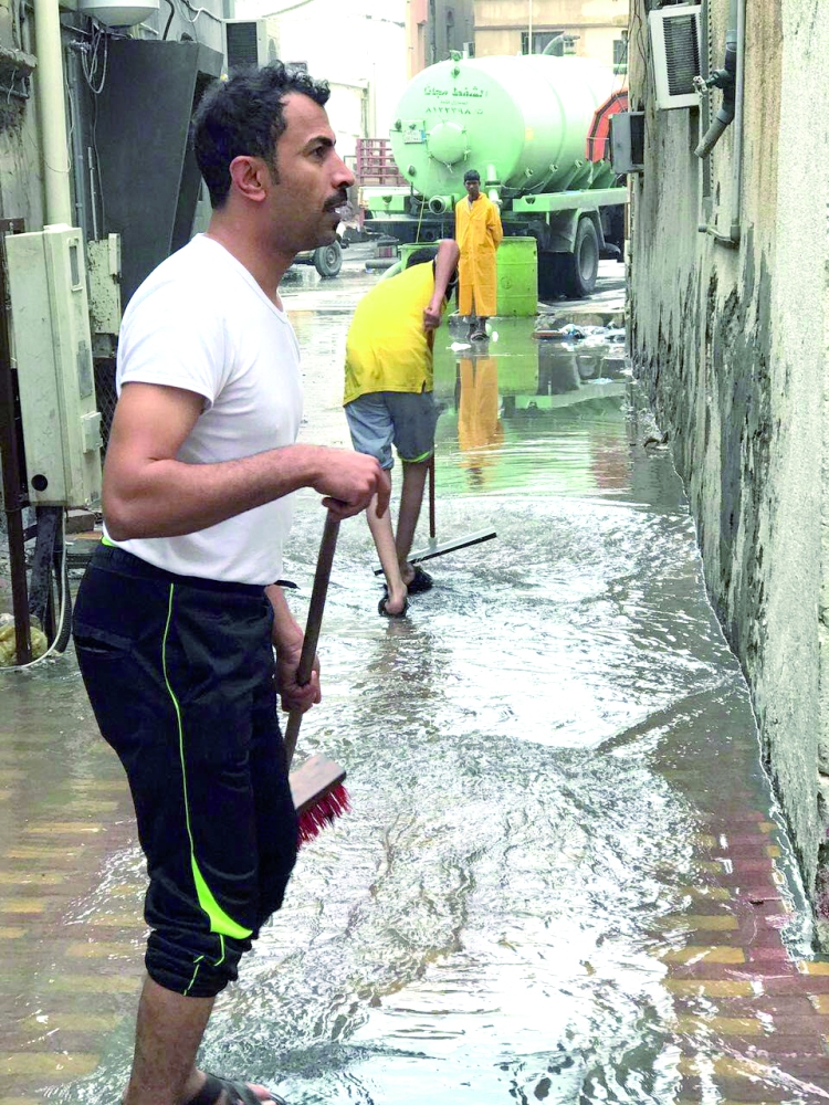 



 أعضاء جمعية مضر الخيرية يساعدون فرق الأمانة.