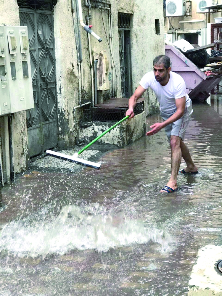 



 جهود ذاتية لتصريف مياه الأمطار بالقديح.