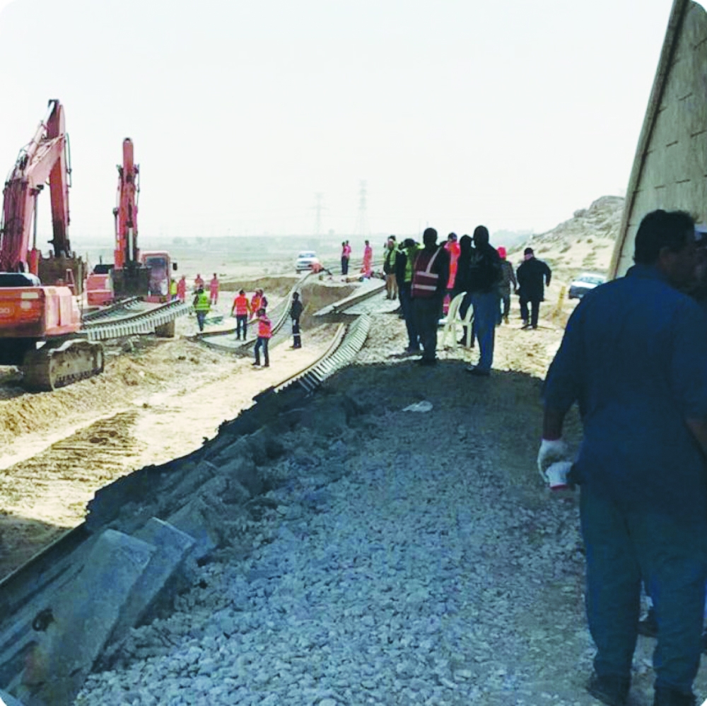 عملية تأهيل الخط الحديدي. (المصدر الخطوط الحديدية)