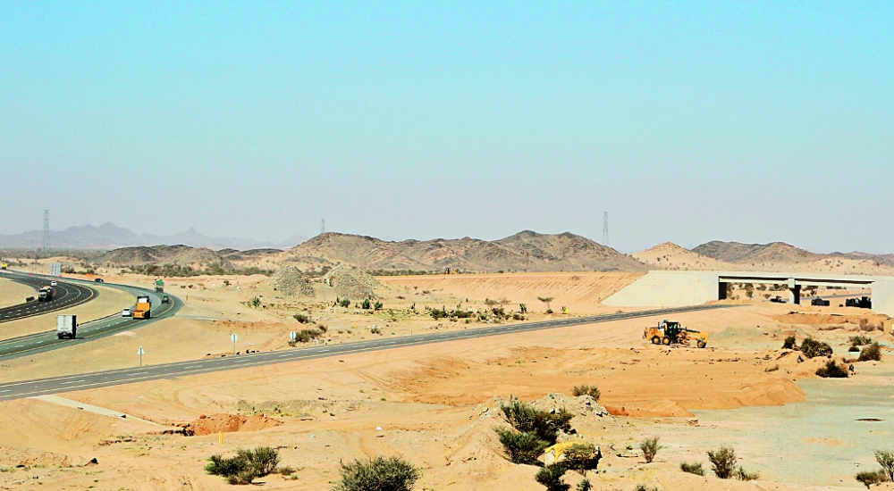 عيوب فنية طرأت على الجسر طريق الرين بيشة (عكاظ)