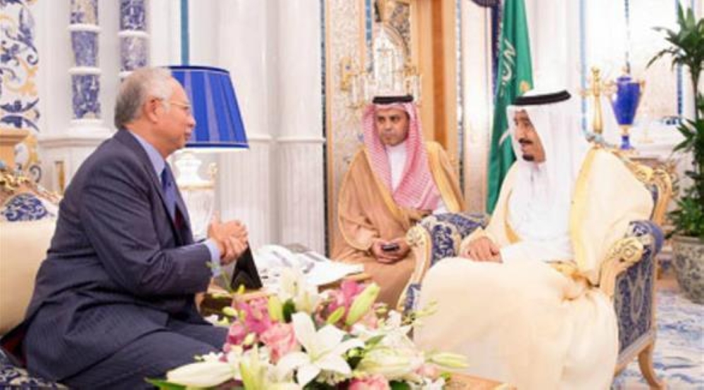 الملك سلمان مستقبلا رئيس وزراء ماليزيا في الرياض أخيراً.