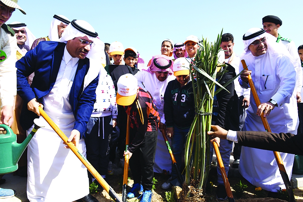 





البتال مشاركا الطلاب غرس الأشجار. «عكاظ» 