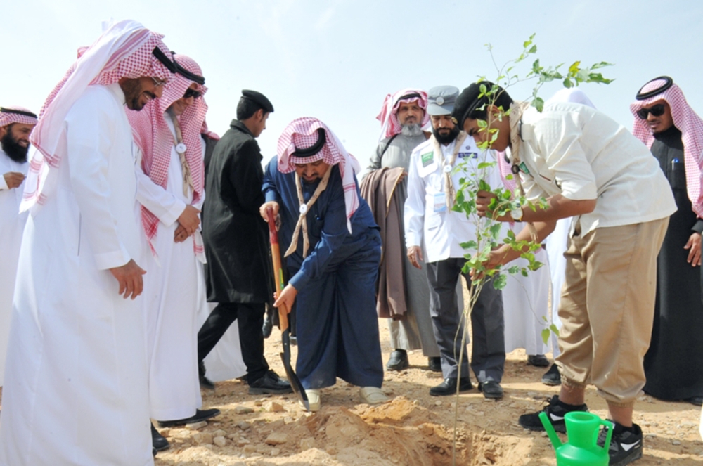 





 آل مجدوع أثناء التدشين. (عكاظ)