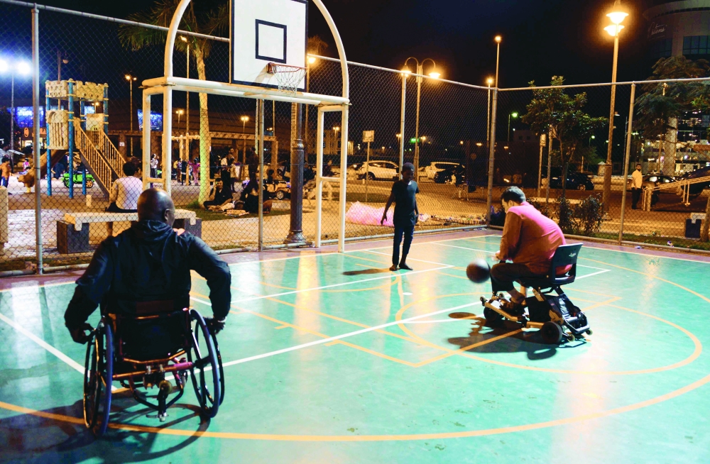 شباب من ذوي الاحتياجات الخاصة يلعبون كرة السلة في احدى الحدائق المخصصة لهم. (تصوير/ فيصل مجرشي).