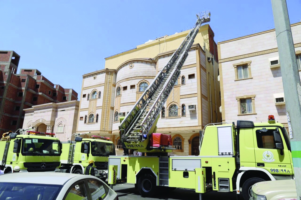 آليات الدفاع المدني خلال مباشرة الحادثة.