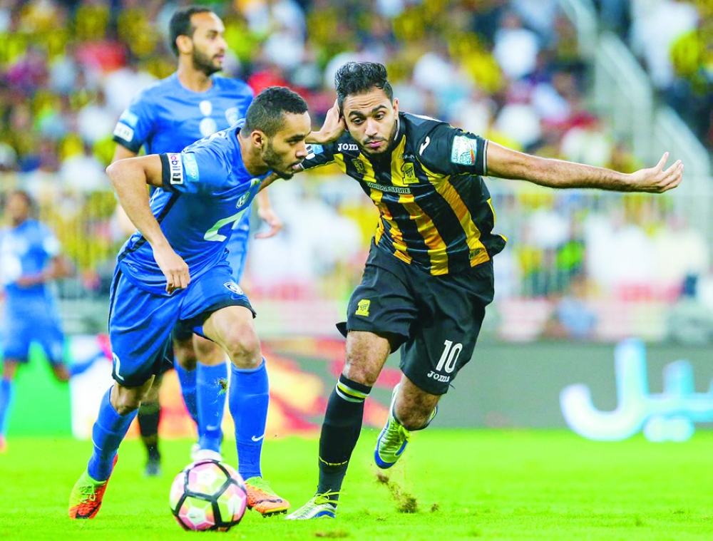 صراع على الكرة بين مهاجم الاتحاد محمود كهربا ومدافع الهلال محمد البريك. (عكاظ)