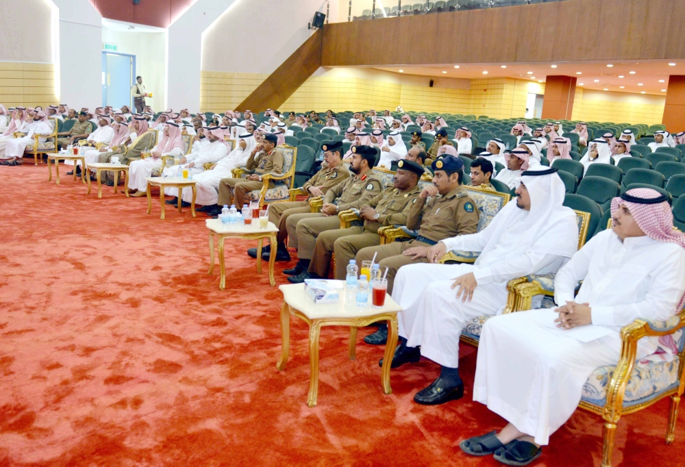 عدد من المشاركين في المحاضرة. (عكاظ)