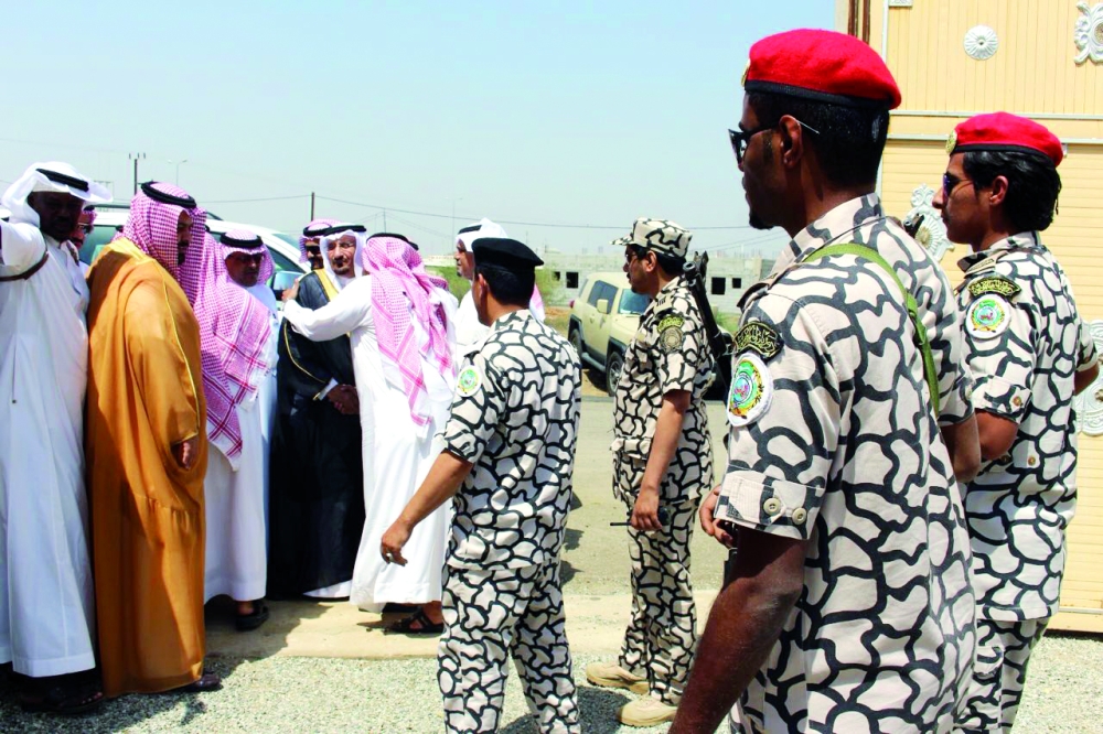 مدير إدارة المجاهدين مواسيا ذوي الشهيد. (عكاظ)