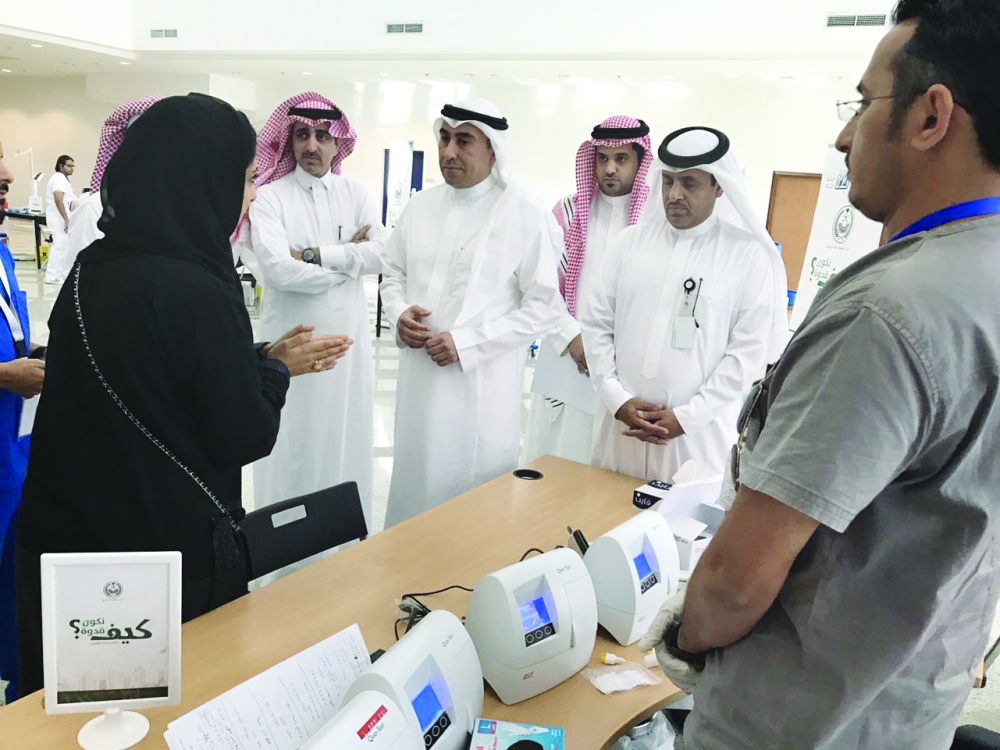 


أبو راس والسيالي لدى زيارتهما ركن الصحة في الأمانة. (عكاظ)