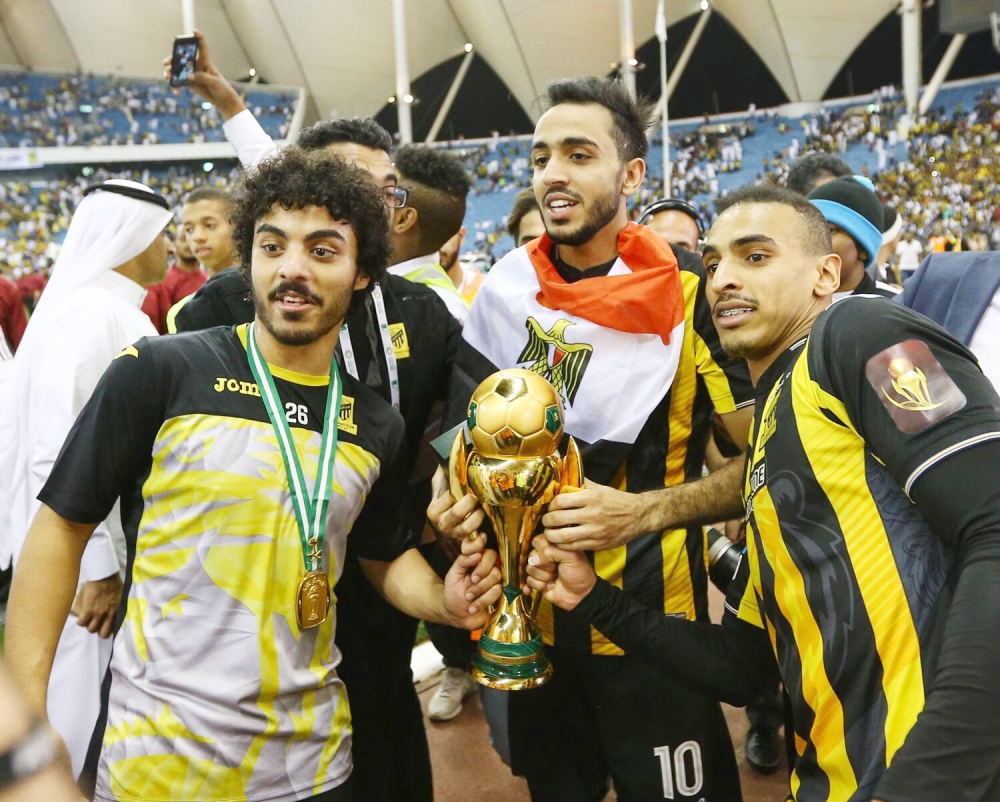 



لاعبي الاتحاد يحتفلون بالكاس.