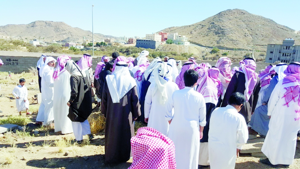 مشيعو الفقيد في مقبرة هياج. (عكاظ)