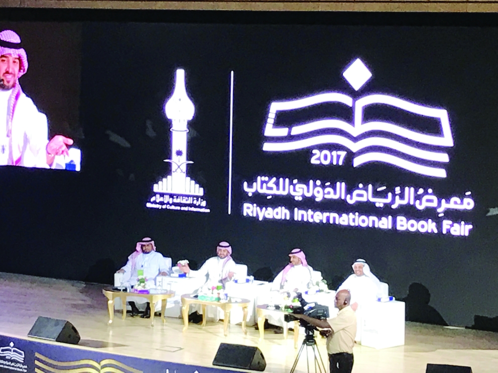 ندوة نجوم مواقع التواصل الاجتماعي في «كتاب الرياض» أمس الأول.