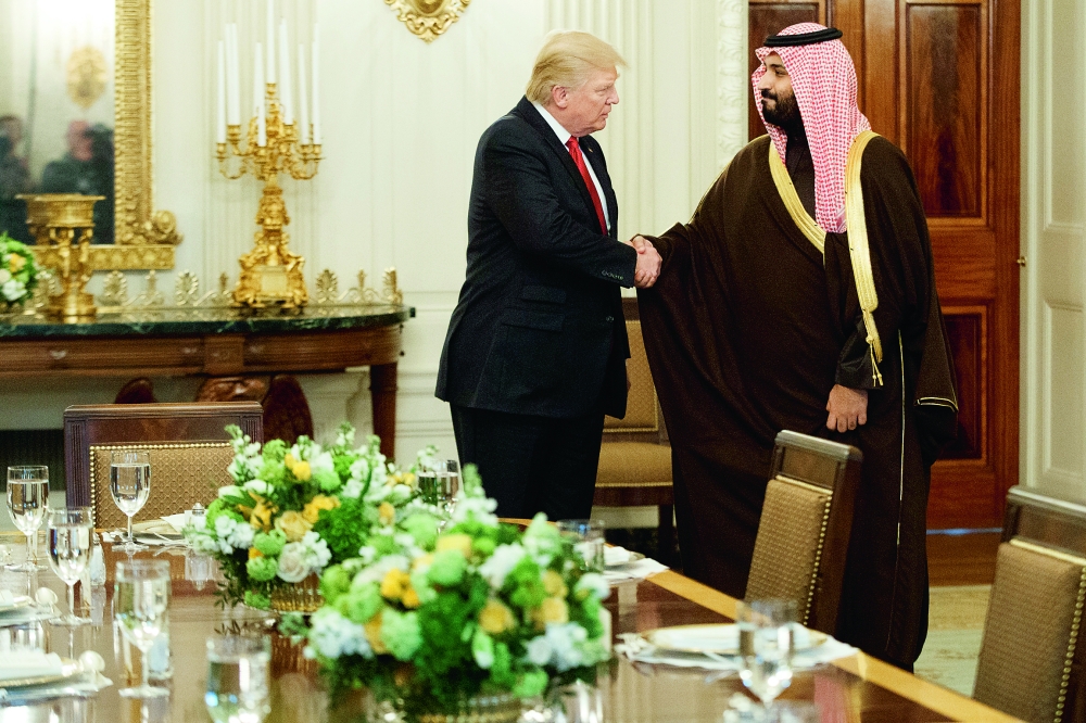 



ولي ولي العهد مشرفاً مأدبة الغداء التي أولمها الرئيس الأمريكي ترمب ترحيباً به في البيت الأبيض أمس (الثلاثاء). (أ.ب)