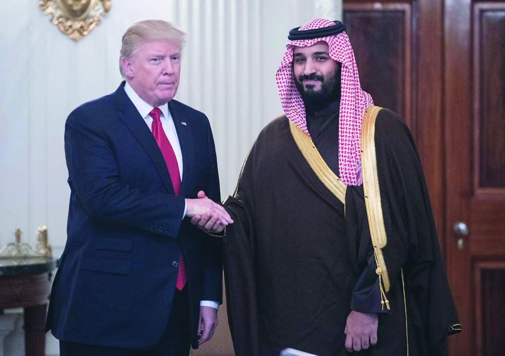 الرئيس الأمريكي في استقبال الأمير محمد بن سلمان.  (أ. ف. ب)