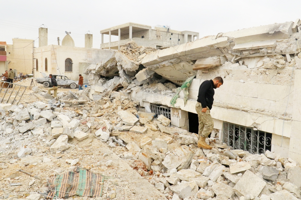 حطام مسجد في حلب دمرته غارة للنظام السوري مساء أمس الأول (رويترز)