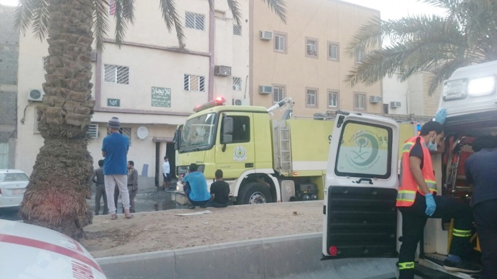 سيارة الدفاع المدني في موقع الحادثة. (عكاظ)