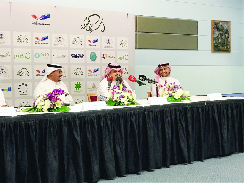 الأمير عبدالرحمن بن مساعد مجيبا عن أسئلة الإعلاميين خلال المؤتمر الصحفي الثلاثاء الماضي.