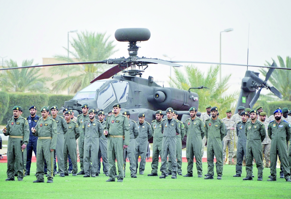 الخريجون الجدد أمام الطائرات التي تدربوا عليها خلال الدورة. (عكاظ)