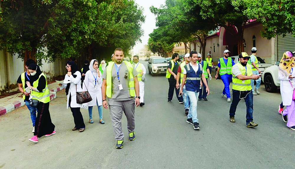 فرق ميدانية خلال جولاتها الميدانية في احياء جدة (عكاظ)