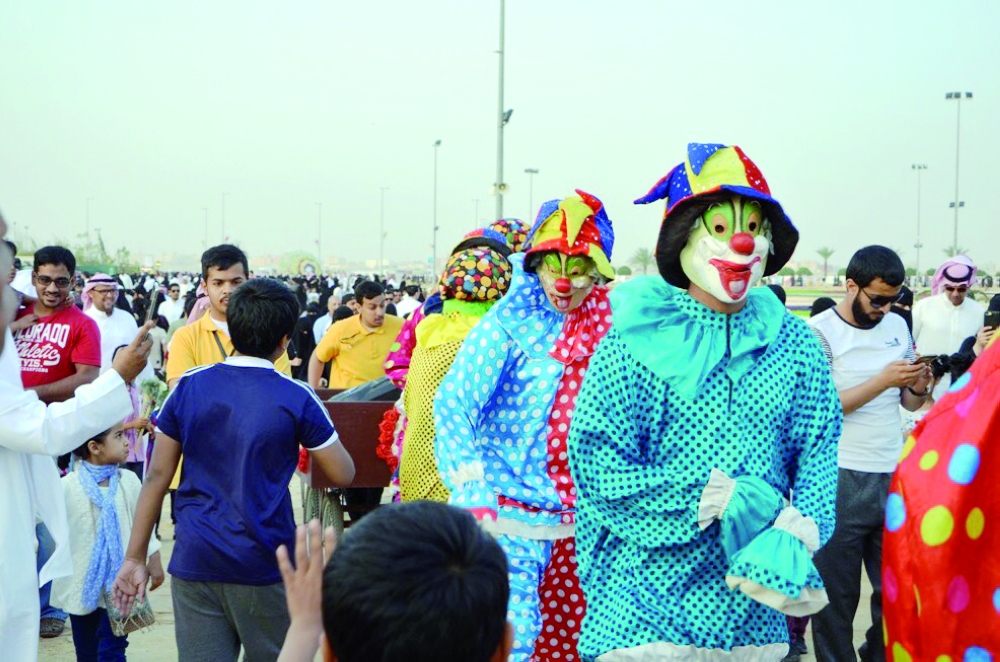 العروض البهلوانية في ربيع الرياض وجدت ترحيبا من الأطفال والكبار. (عكاظ)