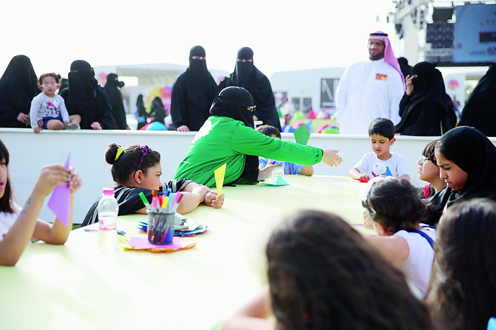 



مدربة تخضع عددا من الأطفال لدورة في الرسم.