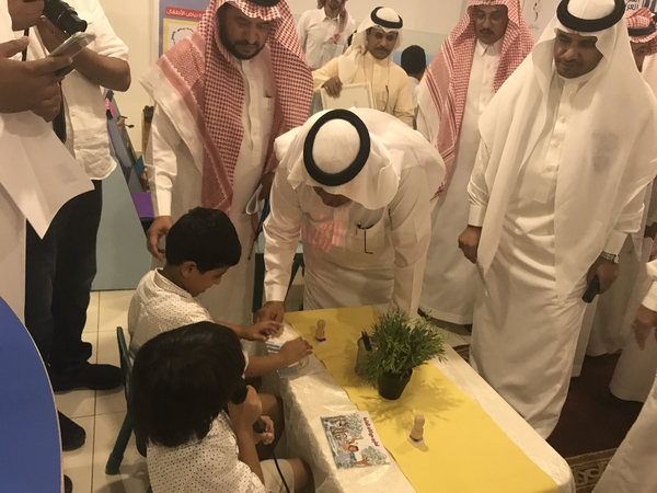 الثقفي متجولا في معرض الكتاب لتحدي القراءة بجدة. (تصوير: عبدالرحمن الحسني) 