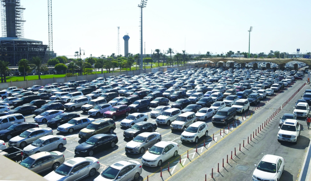 أعداد كبيرة من المسافرين عبرت جسر الملك فهد خلال الأيام الماضية.  (تصوير: سامي الغامدي)