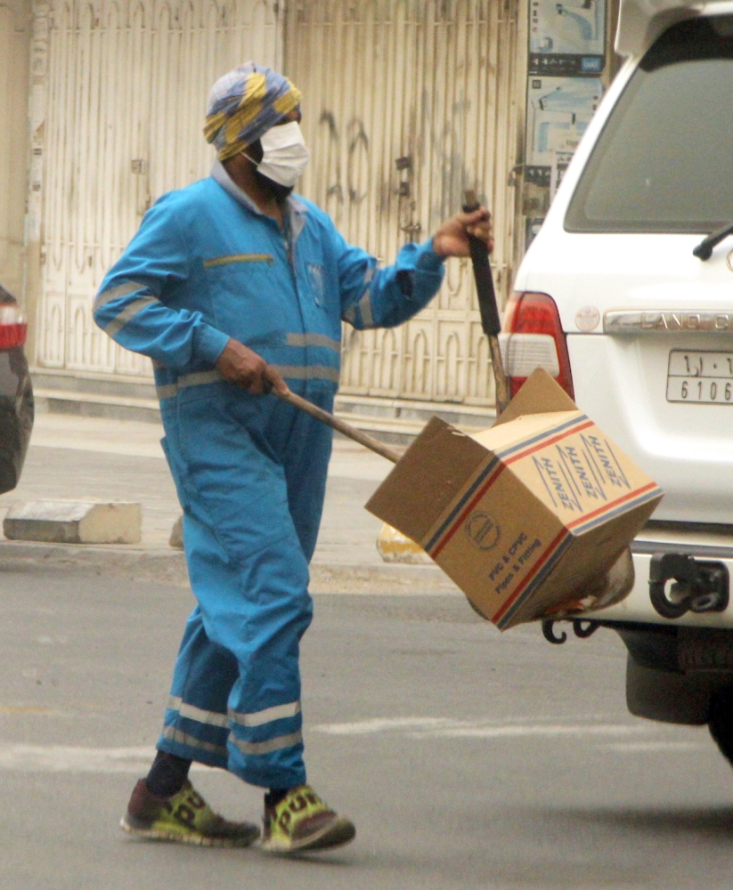 عمال النظافة يعانون صحياً نتيجة عملهم في الغبار. (تصوير: فيصل مجرشي)