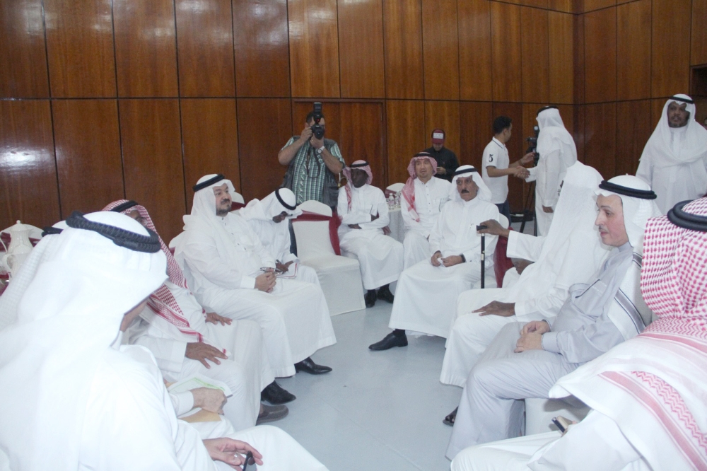 محمد طيب في حديث سابق مع أعضاء شرف الوحدة. (تصوير: عبدالغني بشير)