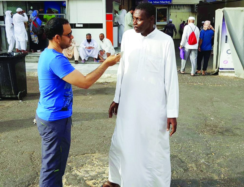 



الزميل فيصل السلمي يستمع لشهود عيان. (تصوير: عمران محمد)