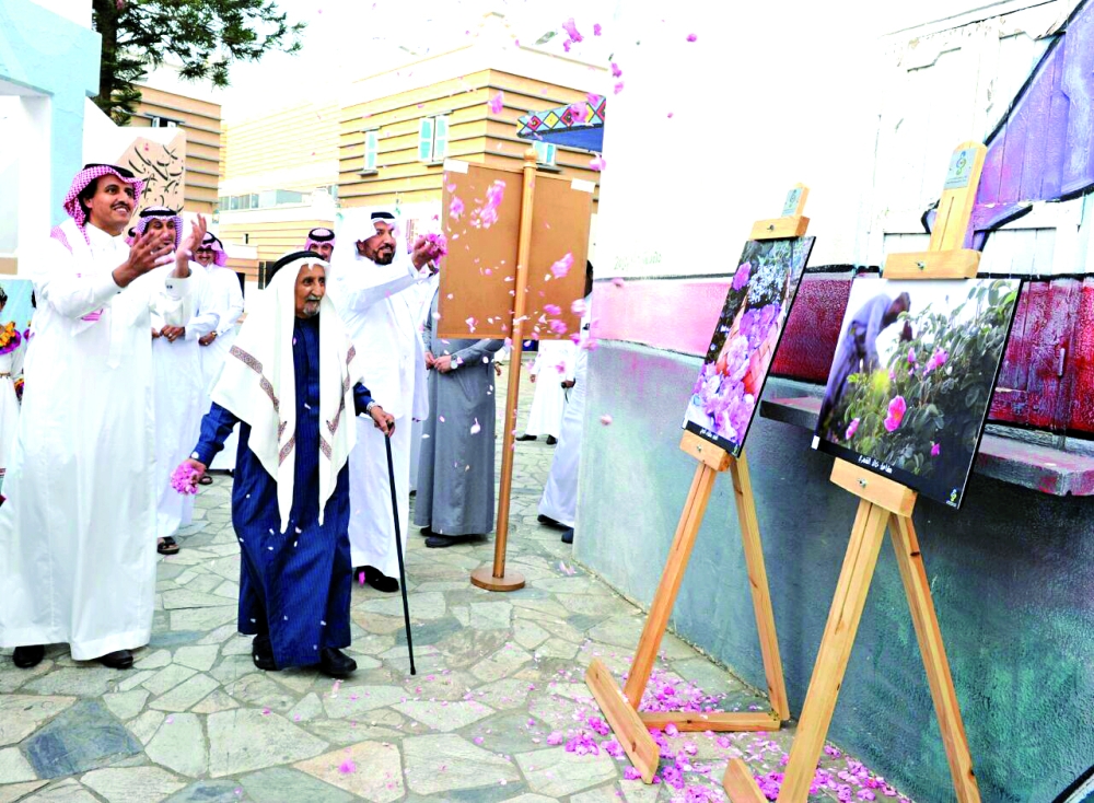 





المعرض الفوتوغرافي كما بدا في قرية المفتاحة أخيراً. (تصوير: علي الشهري)