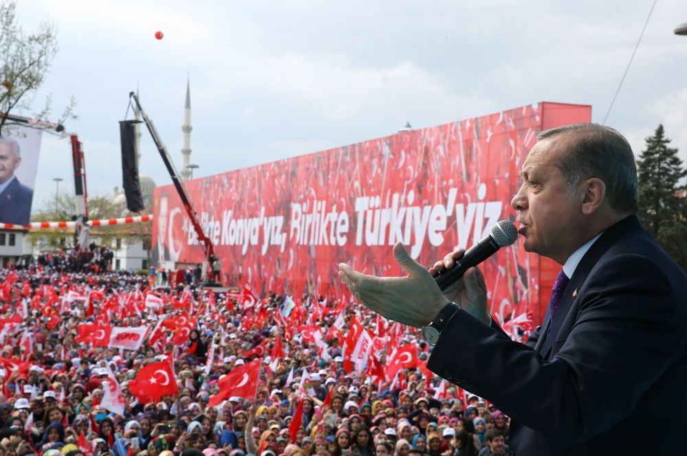 



أردوغان يدعو أمس الأتراك إلى التصويت بـ«نعم» في الاستفتاء المرتقب اليوم. (أ. ف. ب)