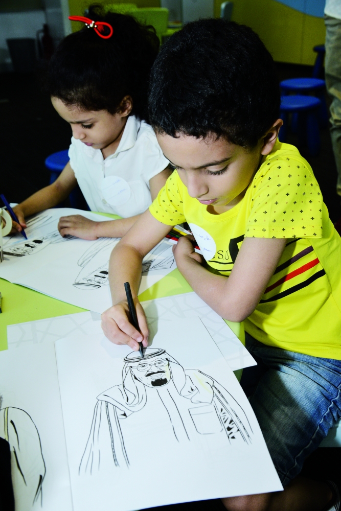 أطفال يرسمون صورة الملك عبدالله. 