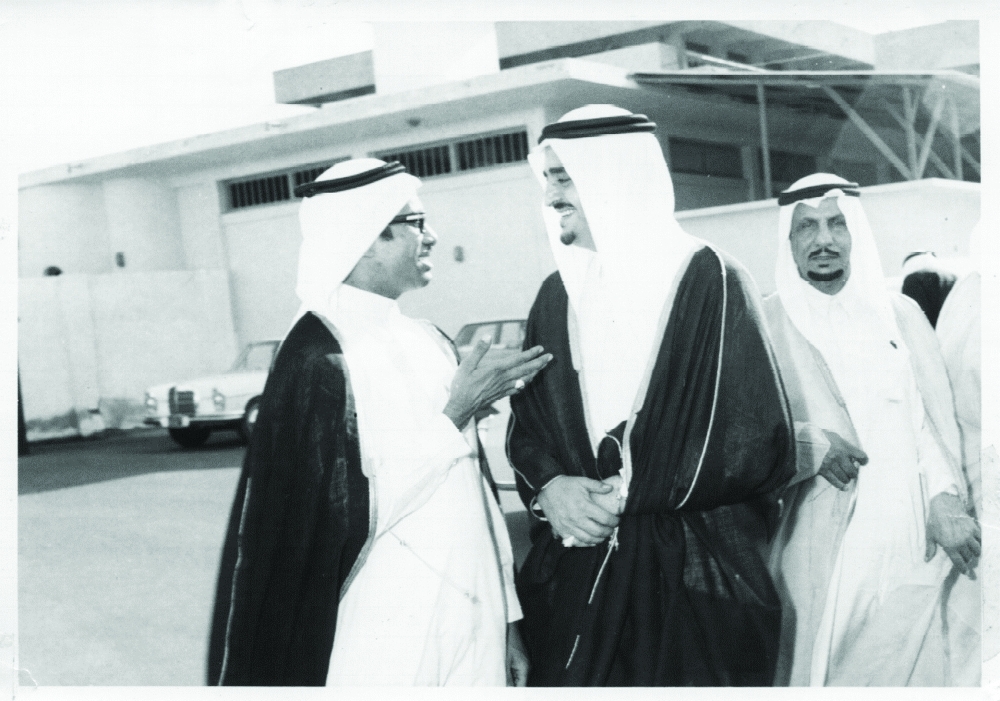 الملك فهد بن عبدالعزيز في حديث مع عبدالله عمر خياط  بالمطار السابق بجدة.